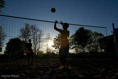 Volleyball im Abendlicht